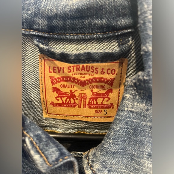 Women’s Levi’s size small denim jacket - Picture 4 of 10